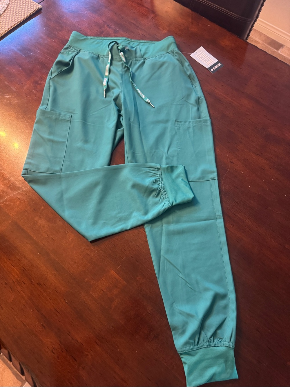 Med Couture Women's Scrubs VneckTop with cargo joggers NWT Small - Picture 4 of 10